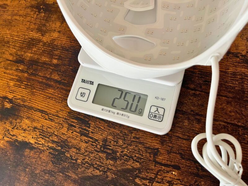 LEDマスク シリーズ3 重量を測っている様子