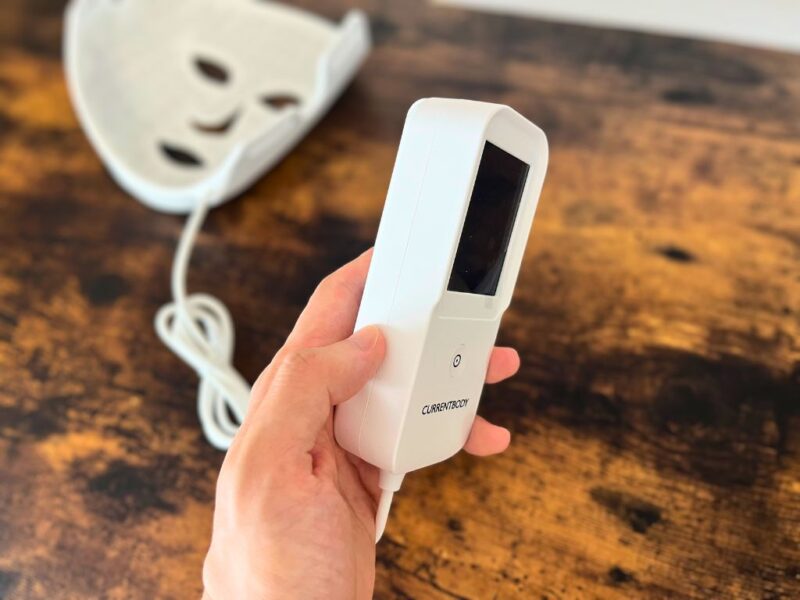 LEDマスク シリーズ3 コントローラーを手に持っている