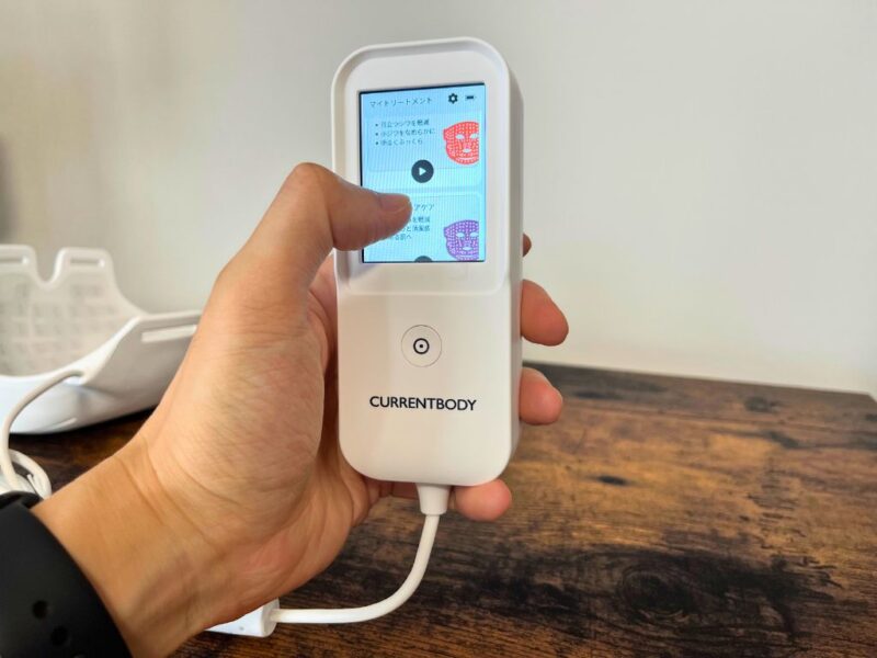 LEDマスク シリーズ3 コントローラーのタッチパネルを操作している