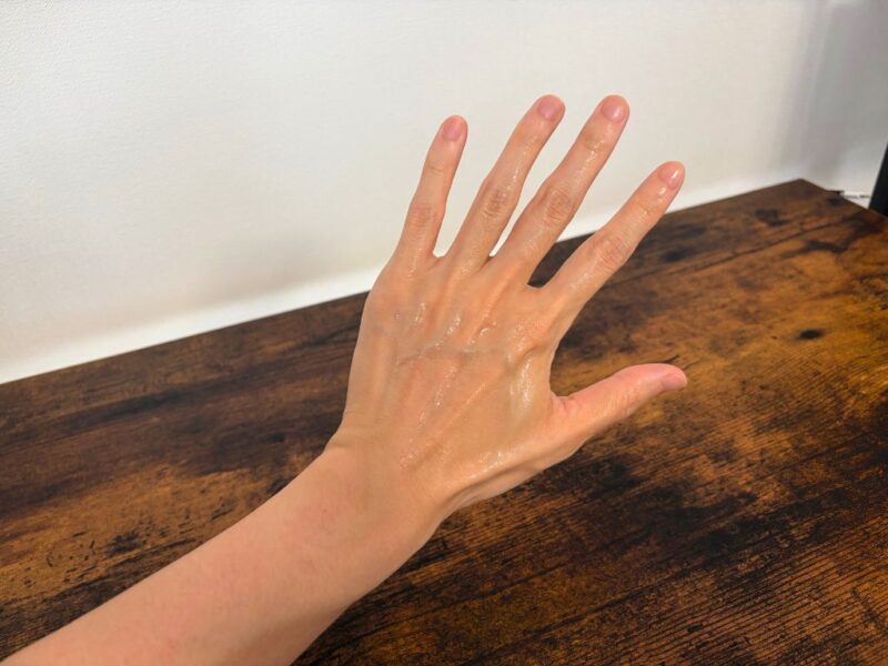 ZIIPファームジェルを塗った後の手