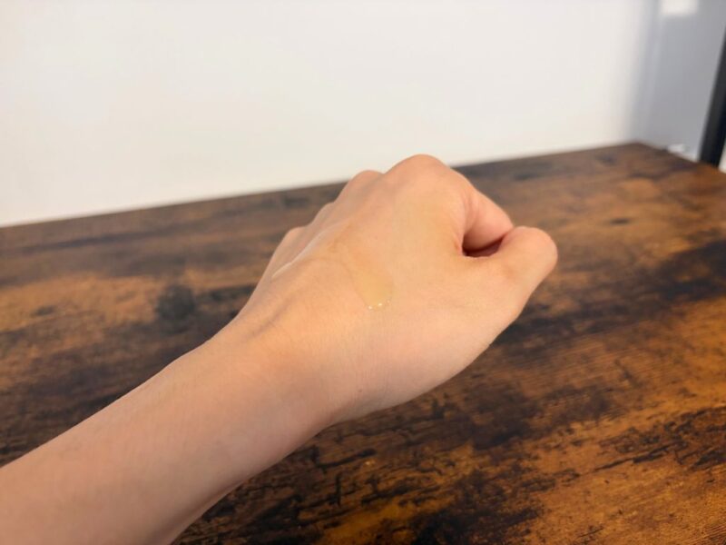 ZIIPファームジェルを手に出している様子